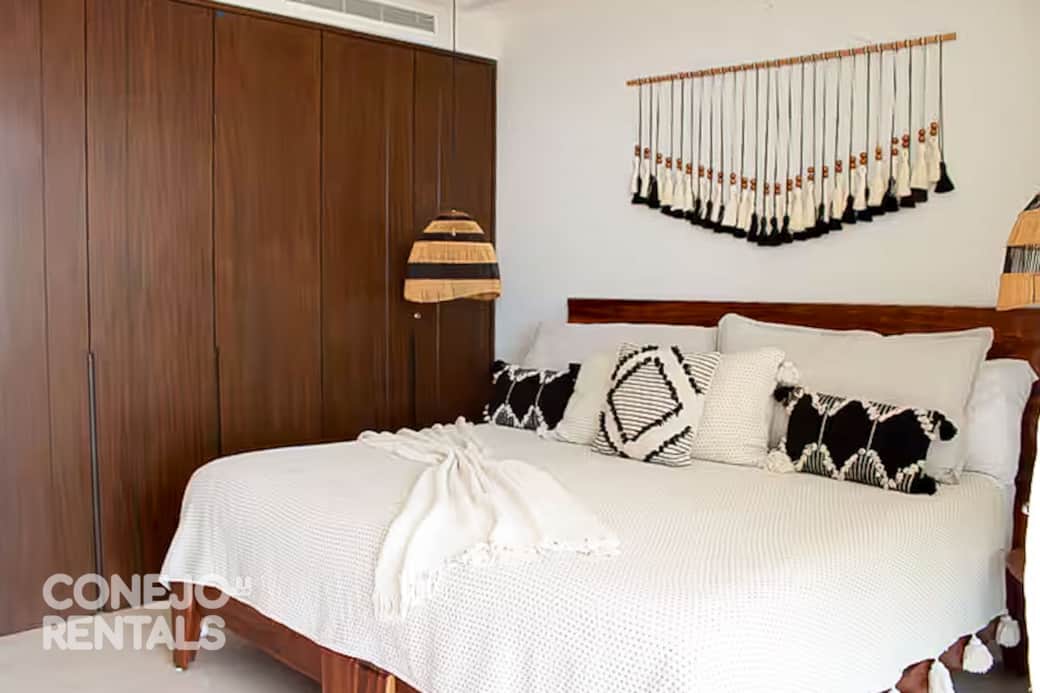 Habitación principal en Bolongo con vista al mar y detalles costeños sofisticados Habitación principal en Bolongo con vista al mar y detalles costeños sofisticados