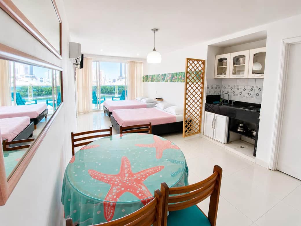 Zona comedor, cocina y dormitorio Zona comedor, cocina y dormitorio