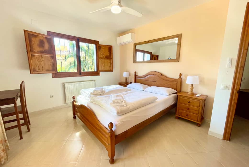 Bedroom 1 - Kind size bed