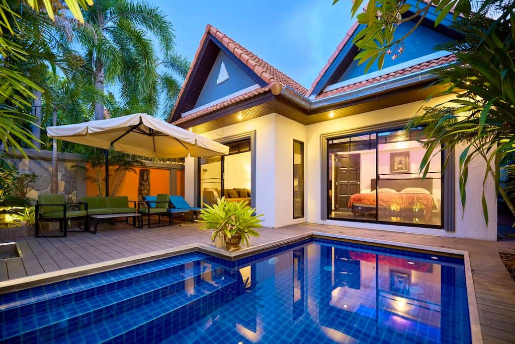 La villa et sa piscine de nuit