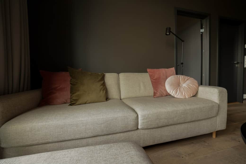 Behagelig sofa fra Bolia som også fungerer utmerket som sovesofa.