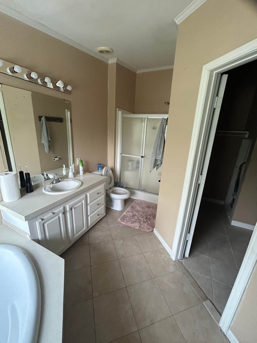 Spacious Master Bath With Shower, Bathtub, 2 Sinks, & Walk In Closet