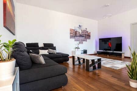 Soggiorno con divano letto, Smart Tv da 75" con Netflix, Amazon Prime e Youtube e fibra Wifi.