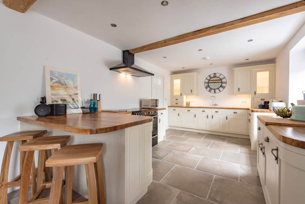 Fully equipped kitchen and breakfast counter
