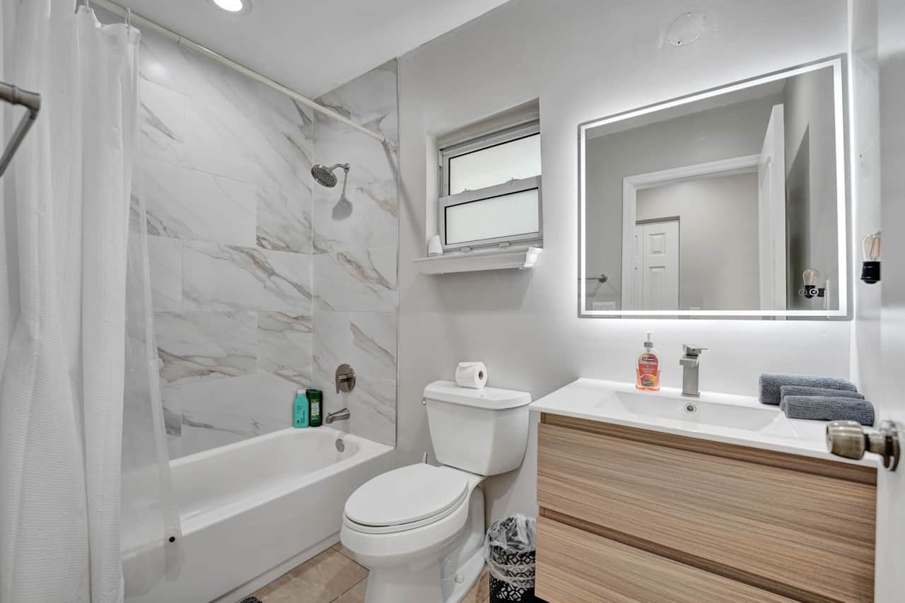 Full bath 2 (in Master)