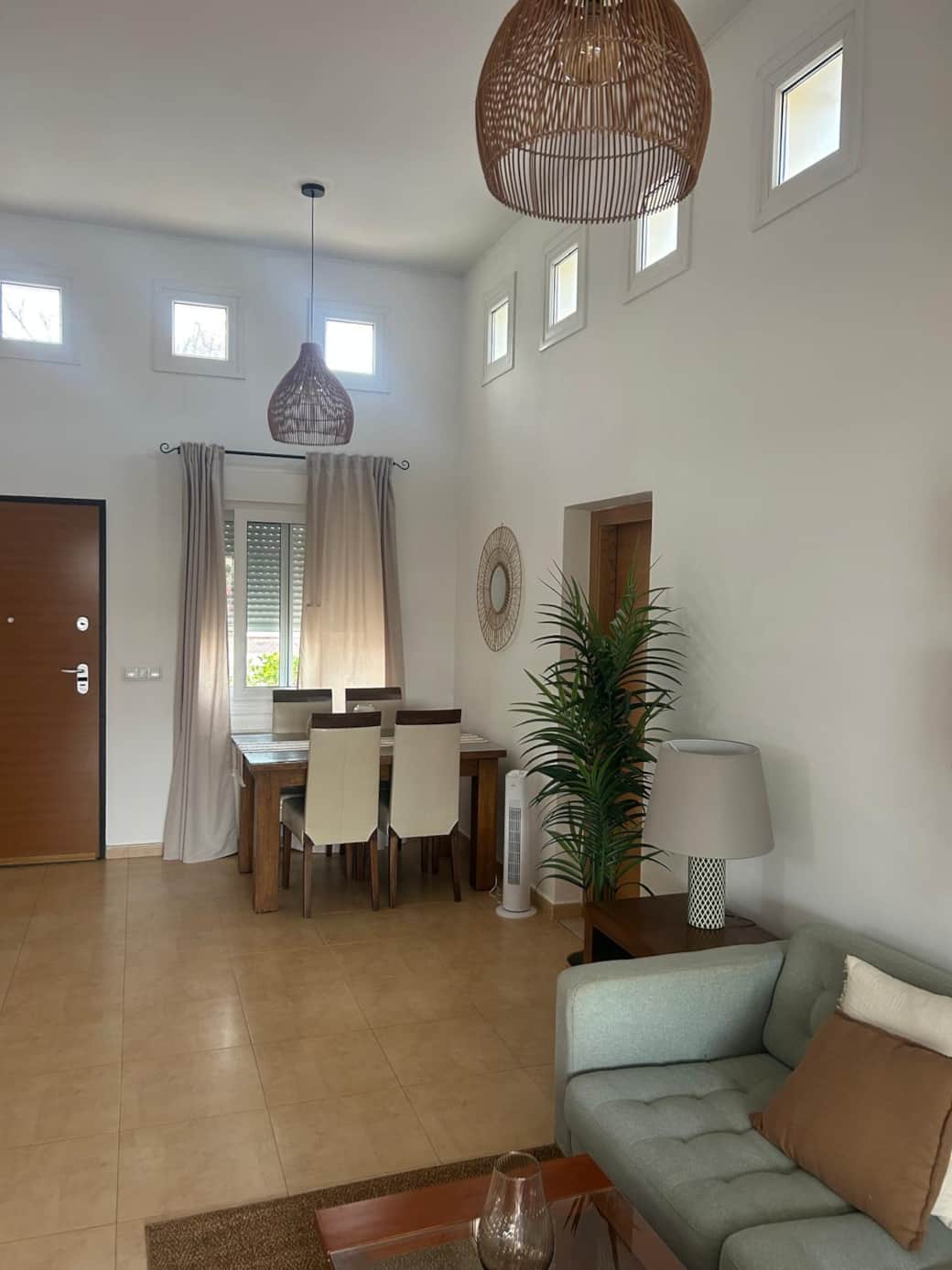 Lounge/Dining Area