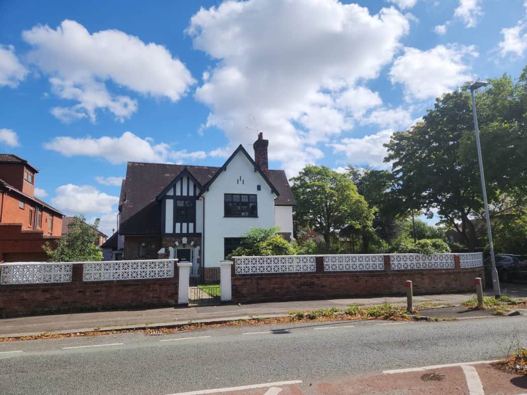 Charming Tudor White House Cottage Room Apartment Kitchen Living Room Old Trafford Manchester Charming Tudor White House Cottage Room Apartment Kitchen Living Room Old Trafford Manchester
