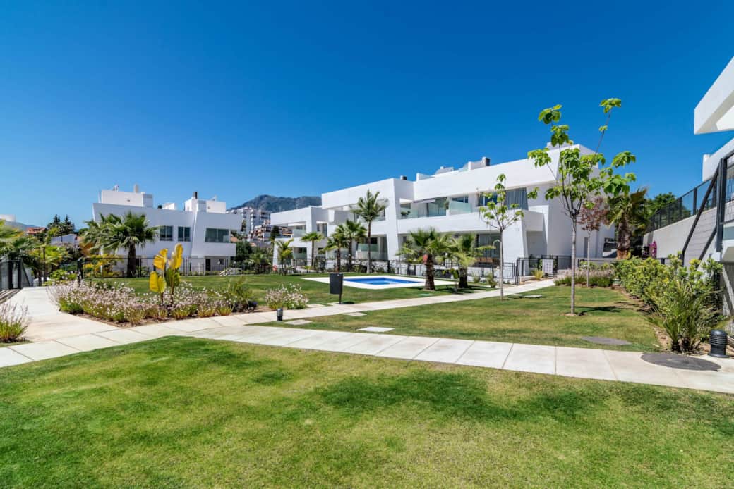 To an urbanisation with 24 well-equipped townhouses