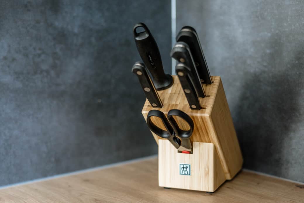Voll ausgestatteter Messerblock mit Koch-, Universal-, Zubereitungs- und Fleischmesser, Schere.