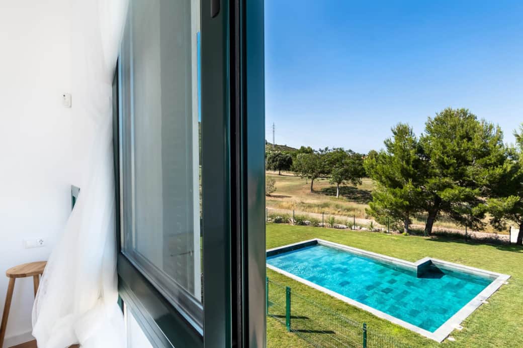 Piscina con vistas al mar y montaña