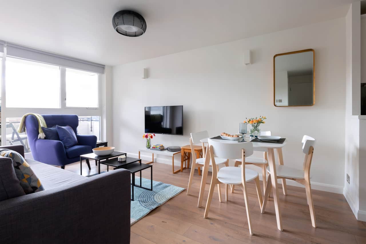 Living and dining space, By Tower Bridge apartment