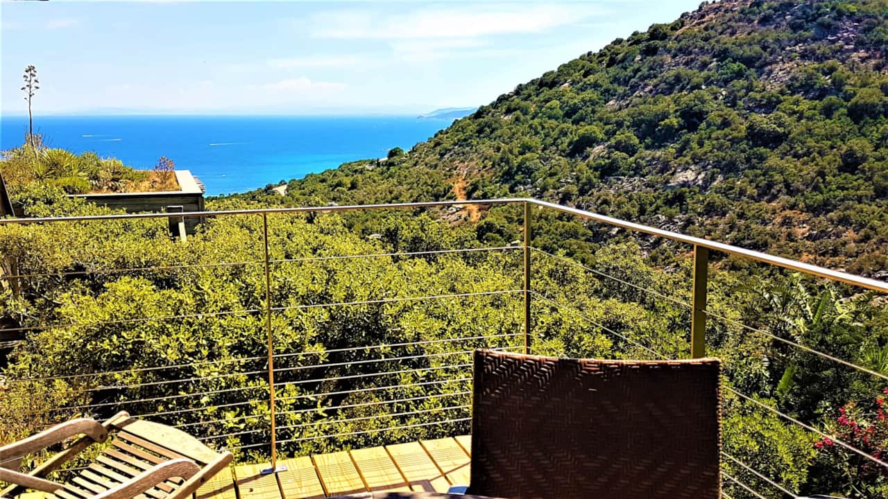 La terrazza dell'appartamento può ospitare da 1 a 4 persone.