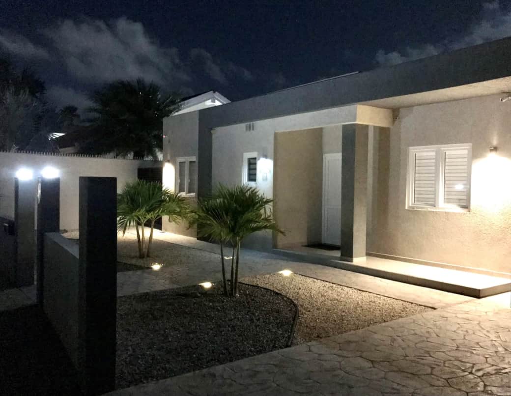 Voorkant huis avond Voorkant huis avond