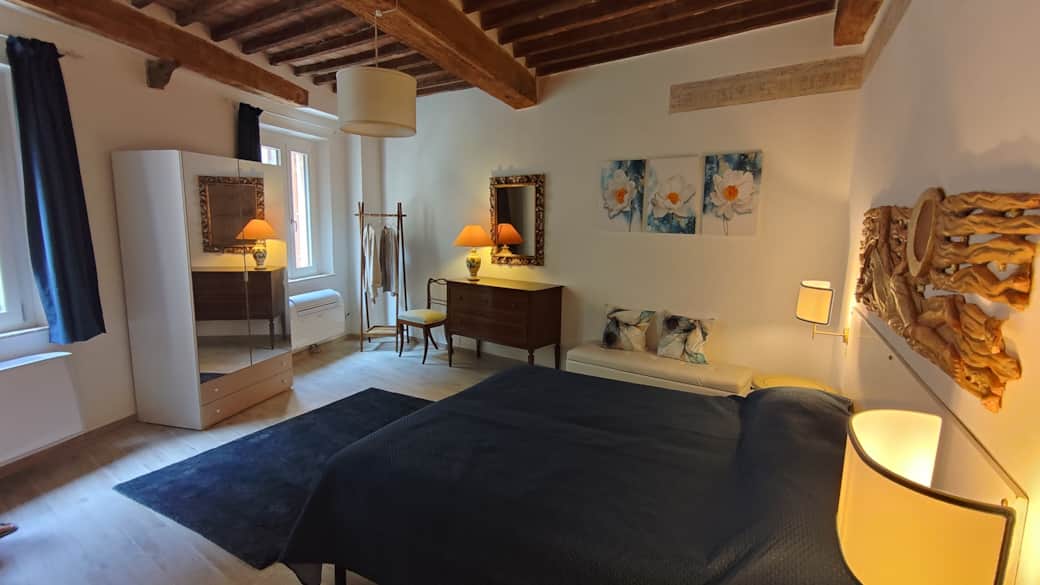 Large spacious bedroom in Siena