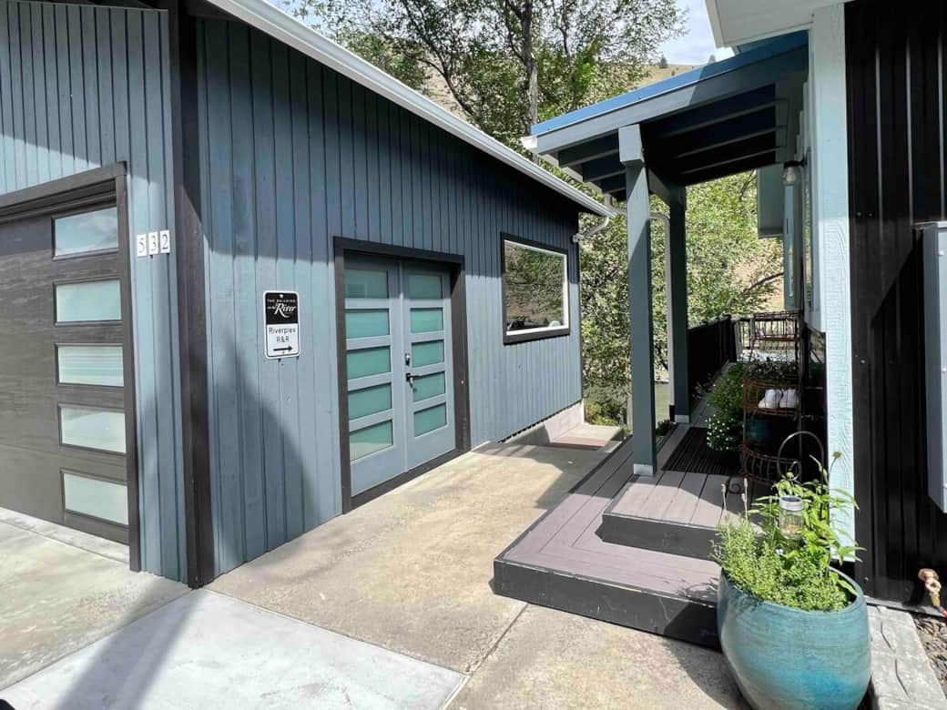 Access to 1 bedroom R&R unit down the stairs between garage & building 