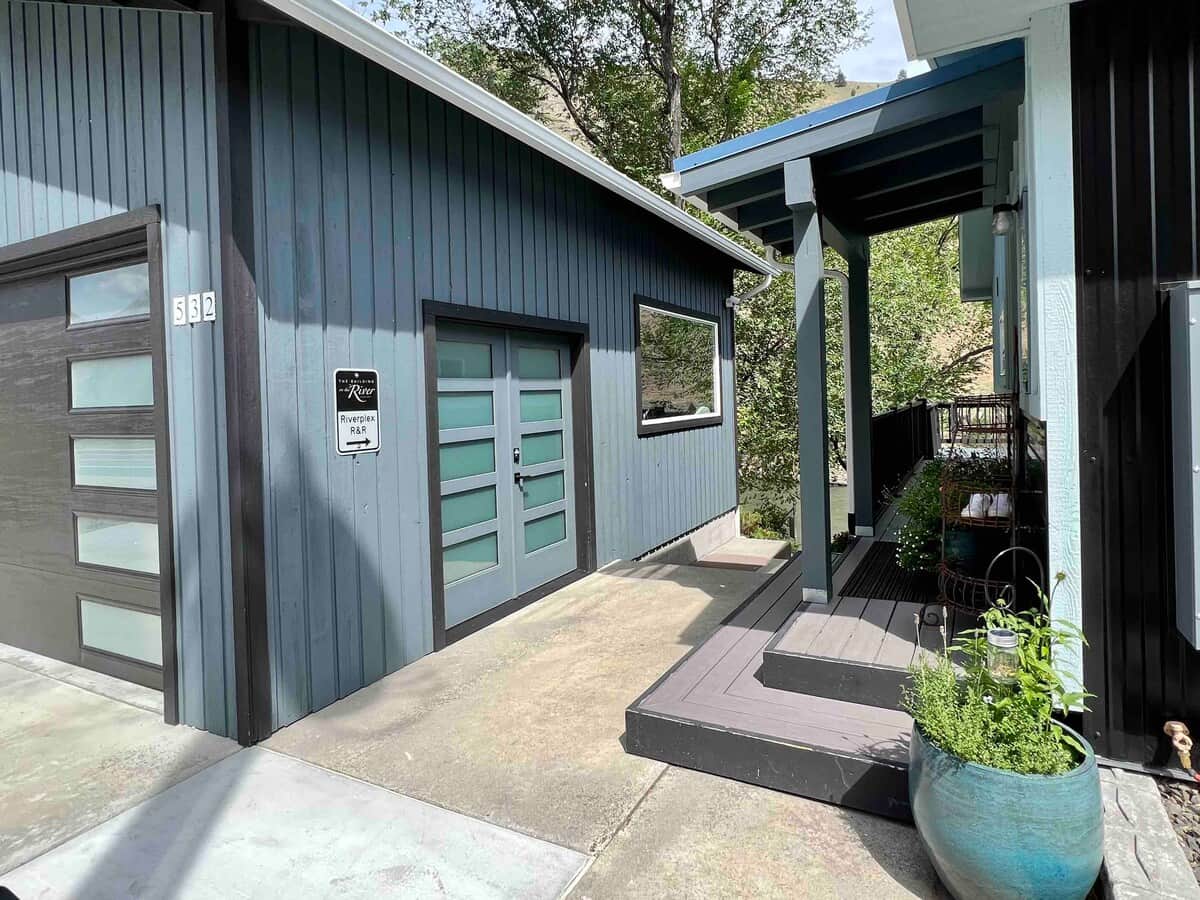 Access to 1 bedroom R&R unit down the stairs between garage & building 