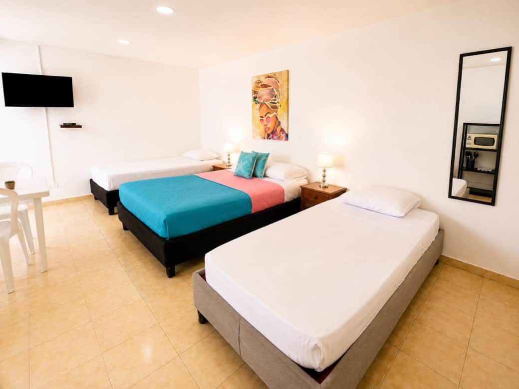 Monoambiente con cama doble y dos camas sencillas
