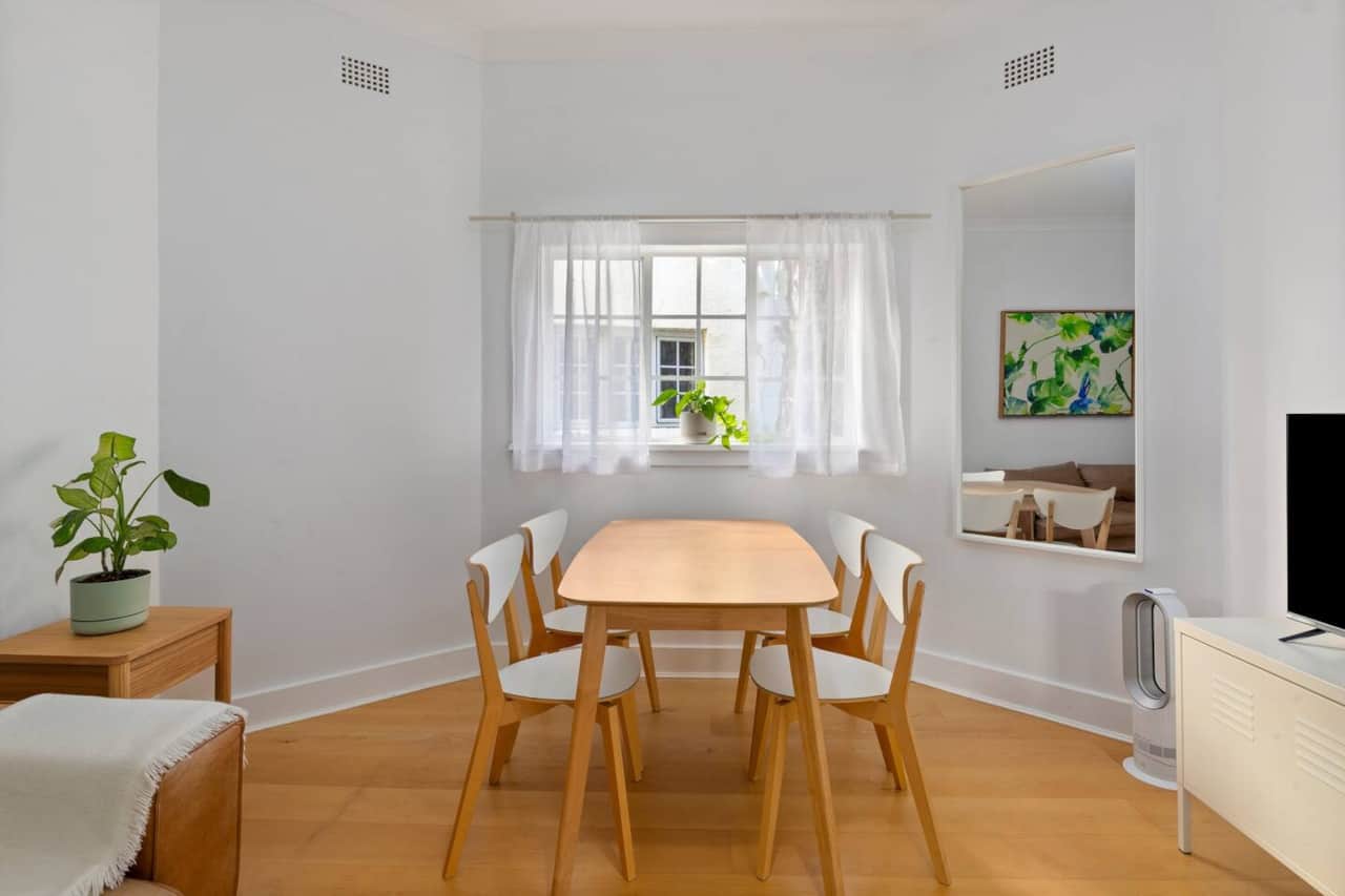 Spacious living room
bondi beach, north bondi, tamarama beach, bronte beach, coogee beach, rose bay,  central bondi, beachside apartment,  bondi coastal walk, sydney eastern suburbs, coastal getaway, family friendly, relaxing beach escape