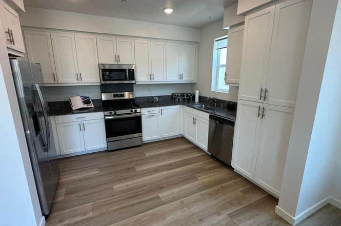 Modern Fully Equipped Kitchen