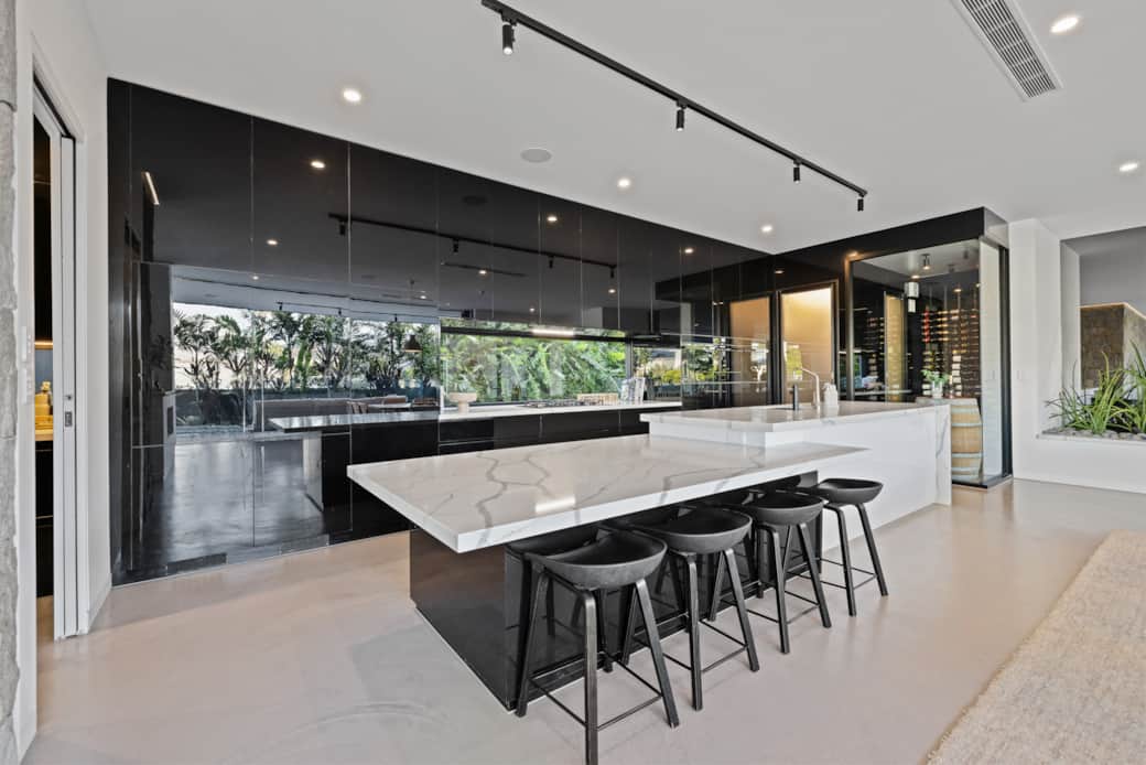 Entertainers kitchen with pantry, cool-room and breakfast bar seating for 4