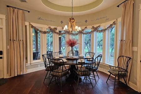 A large eating area with a view!