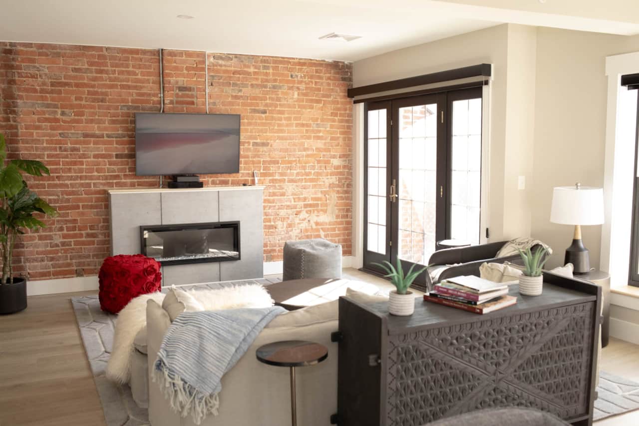 penthousefulllivingroom.jpg
