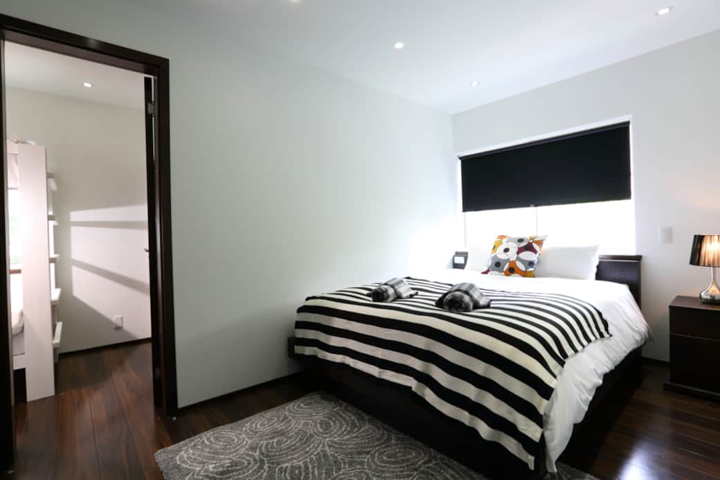 Upper level queen bedroom 001 Upper level queen bedroom 001