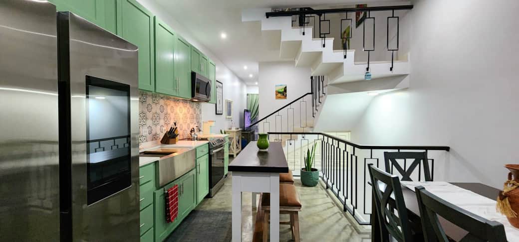 Full Kitchen with Island seating
