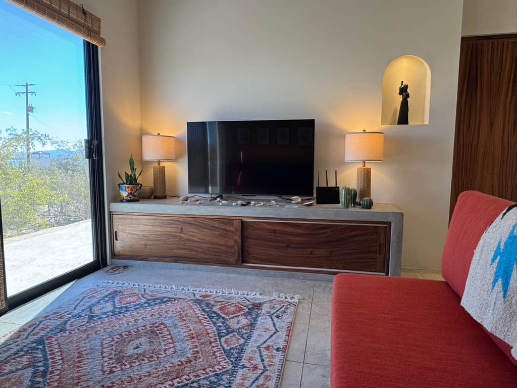 Living room with a TV offering Disney+, Netflix, Prime Video, and board games for fun and relaxation Living room with a TV offering Disney+, Netflix, Prime Video, and board games for fun and relaxation