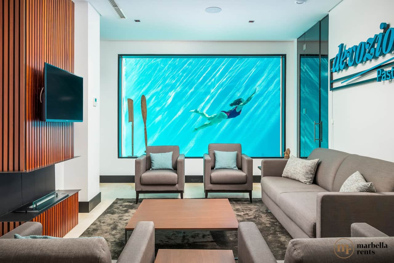 Aquarium swimming pool window.