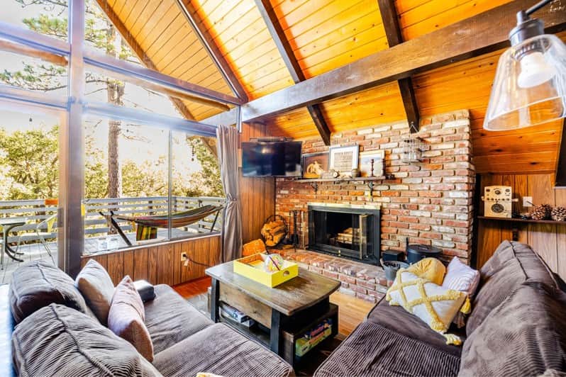 -Soaring 2-story ceiling -Plush sectional -TV with Apple TV (log-on to your accounts) -Fireplace -Soaring 2-story ceiling -Plush sectional -TV with Apple TV (log-on to your accounts) -Fireplace