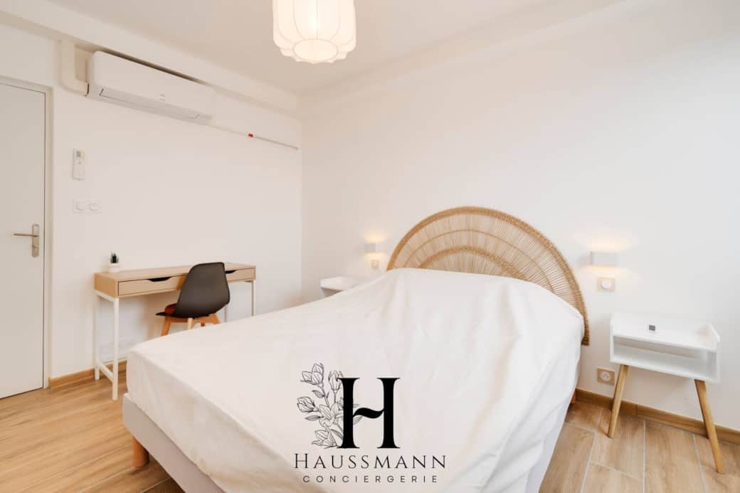 Chambre lumineuse et climatisée avec lit confortable, coin bureau et espace de rangement pratique, idéale pour se détendre ou travailler. Chambre lumineuse et climatisée avec lit confortable, coin bureau et espace de rangement pratique, idéale pour se détendre ou travailler.