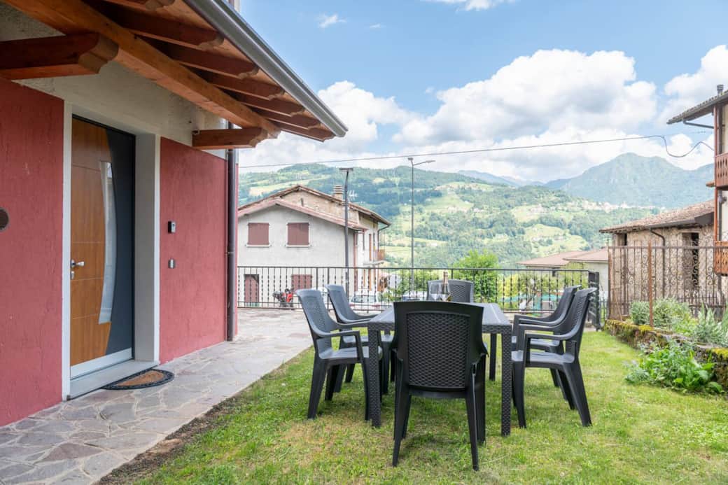 Giardino esterno con tavolo dove godersi momenti di totale relax, mangiare all' esterno o prendere il sole e rilassarsi ammirando il panorama
