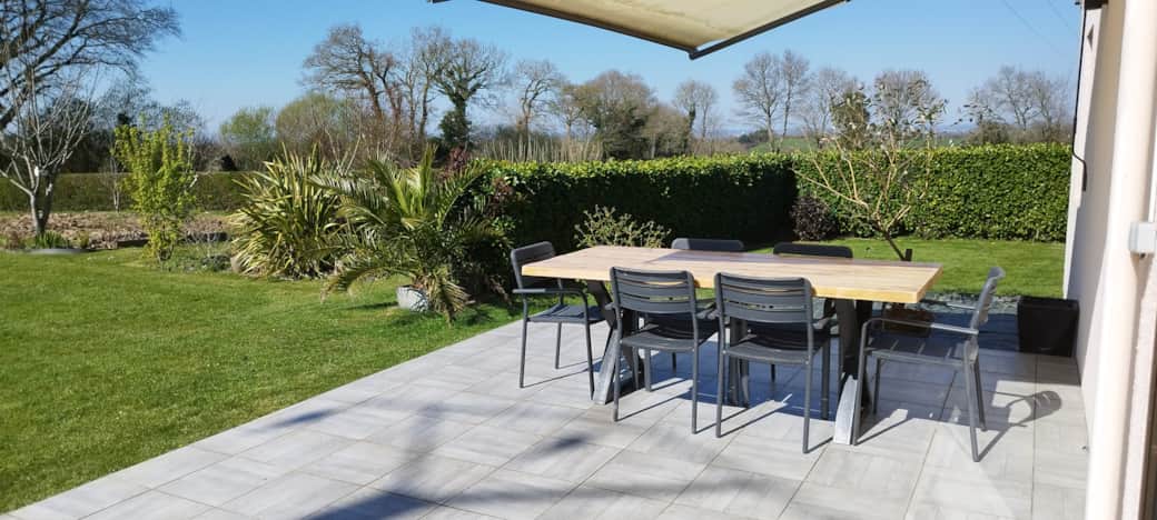 Terrasse ensoleillée avec grande table