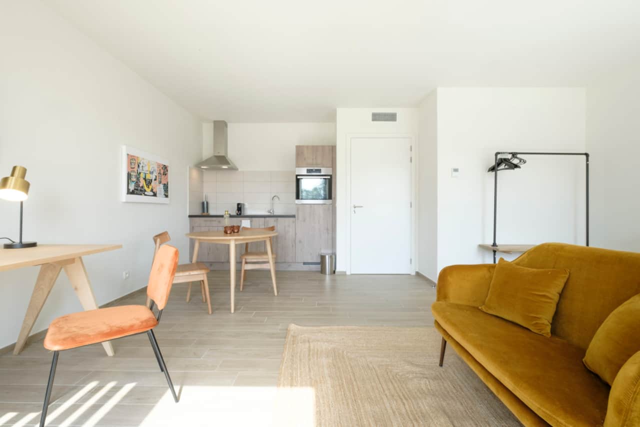 (5)