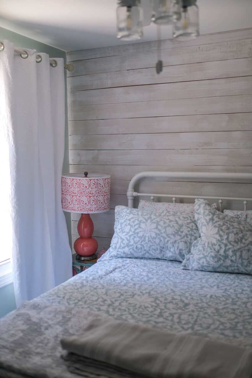 1 queen bedroom 