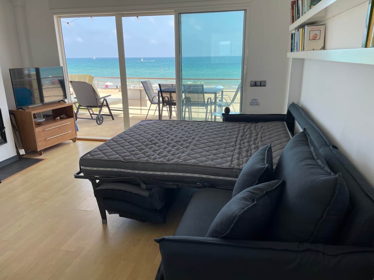 Sofá  cama con vistas al mar y chimenea