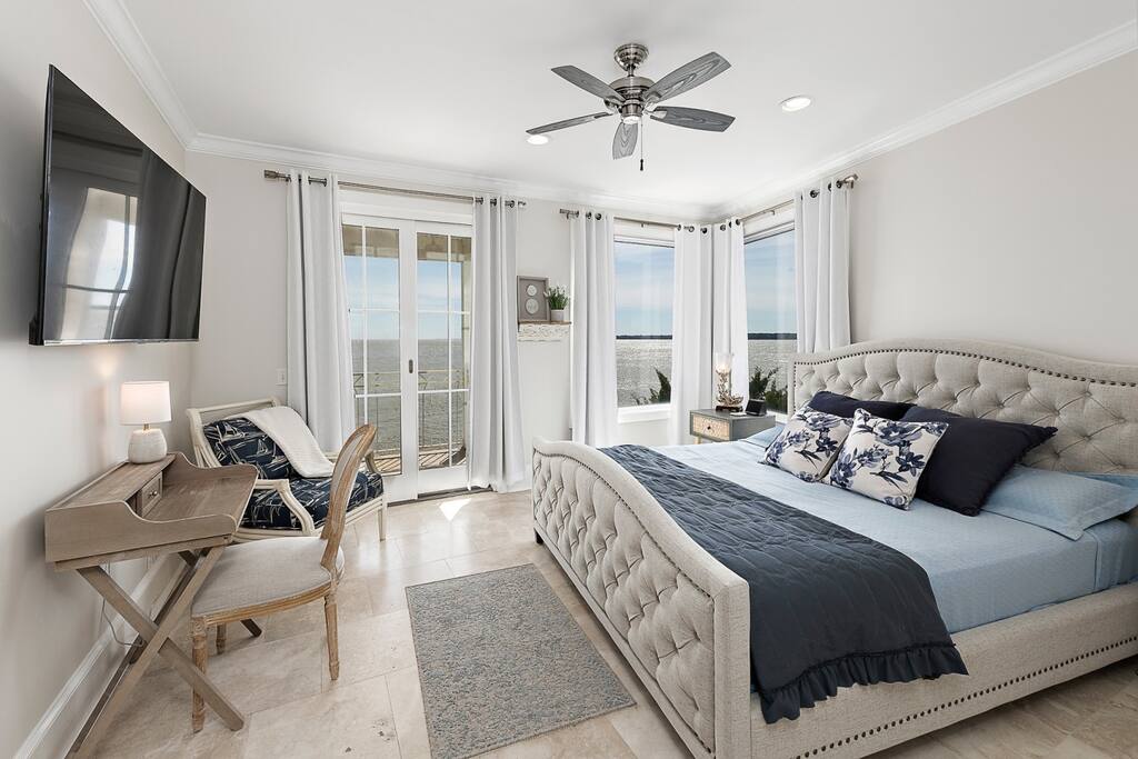 Third floor bedroom #2 with king bed, amazing views, flatscreen tv, workspace and ensuite.