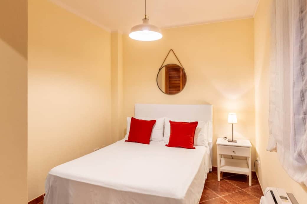 Dormitorio con cama de 1.50 x 2.00.