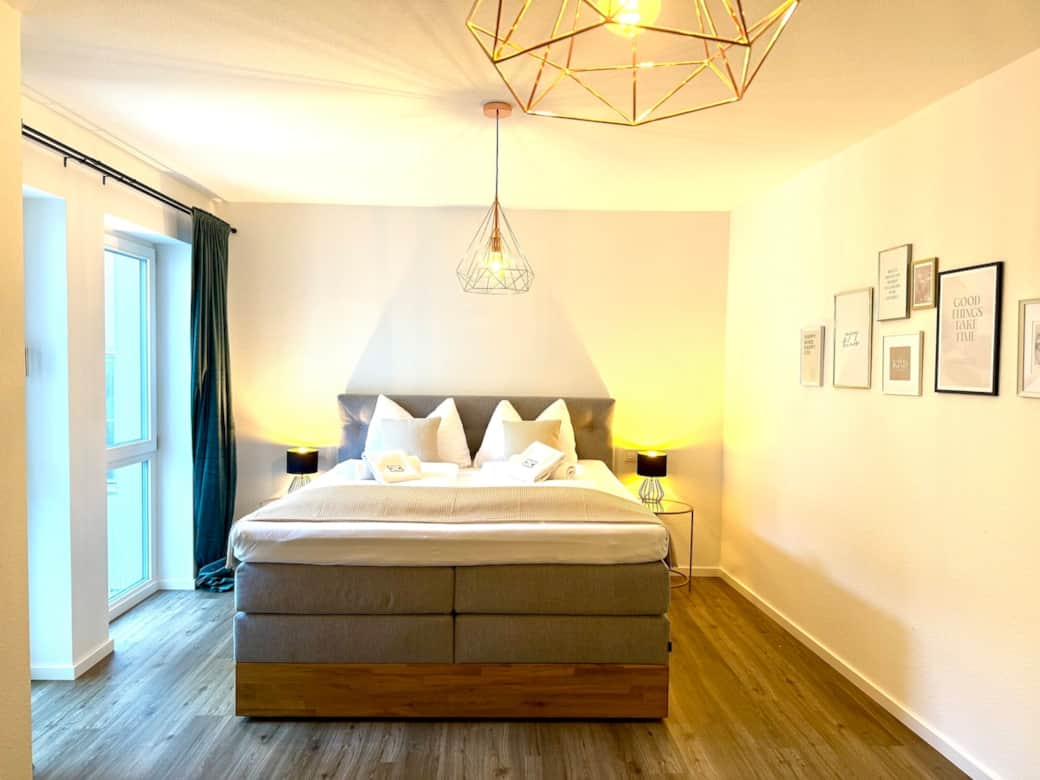 Beide Schlafzimmer sind mit bequemen, hochwertigen King-Size-Boxspringbetten ausgestattet und sorgen, gemeinsam mit feinster Hotelbettwäsche, für erholsamen Schlaf.
Im rechten, größeren Schlafzimmer steht dir zudem ein Schreibtisch zur Verfügung. Beide Schlafzimmer sind mit bequemen, hochwertigen King-Size-Boxspringbetten ausgestattet und sorgen, gemeinsam mit feinster Hotelbettwäsche, für erholsamen Schlaf.
Im rechten, größeren Schlafzimmer steht dir zudem ein Schreibtisch zur Verfügung.
