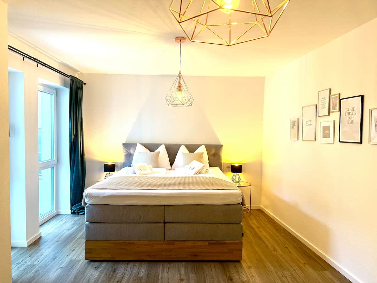 Beide Schlafzimmer sind mit bequemen, hochwertigen King-Size-Boxspringbetten ausgestattet und sorgen, gemeinsam mit feinster Hotelbettwäsche, für erholsamen Schlaf.
Im rechten, größeren Schlafzimmer steht dir zudem ein Schreibtisch zur Verfügung. 