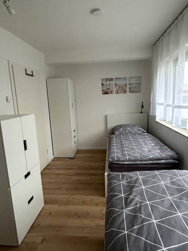 Schlafzimmer 2 mit 2 Einzelbetten und Arbeitsplatz