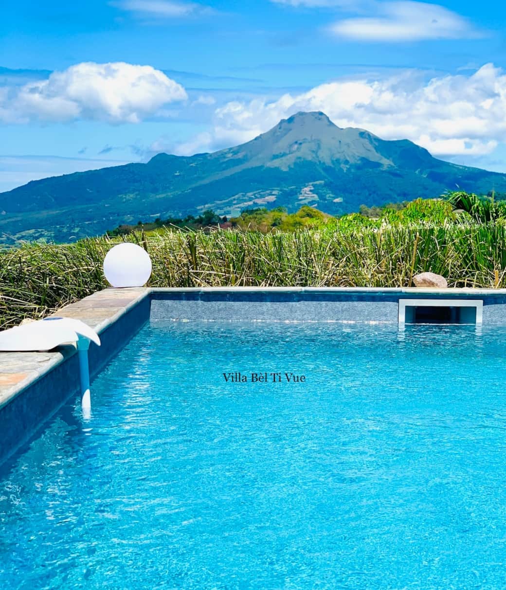 Détendez-vous dans cette belle piscine et admirez la vue imprenable. 