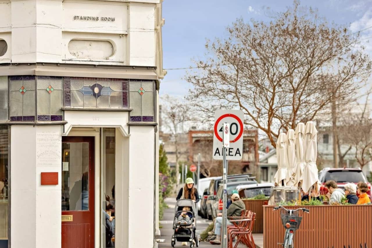 Enjoy Fitzroy North’s relaxed neighbourhood atmosphere, with local cafés, dining and leafy streets nearby. A great base for experiencing Melbourne like a local, with plenty to explore on foot.
