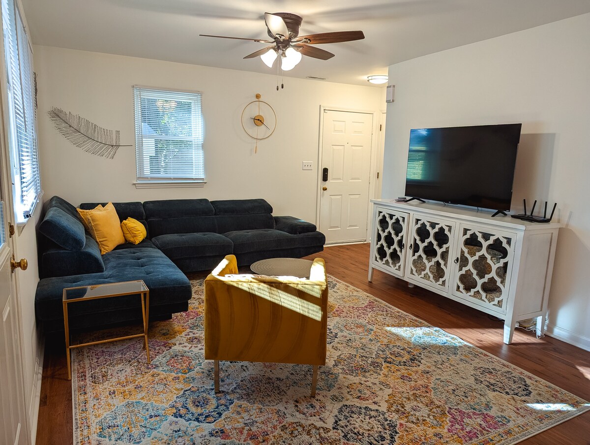 Bright furnished living space with kitchen and workspace—move-in ready for travel nurses and mid-term guests in North Carolina.