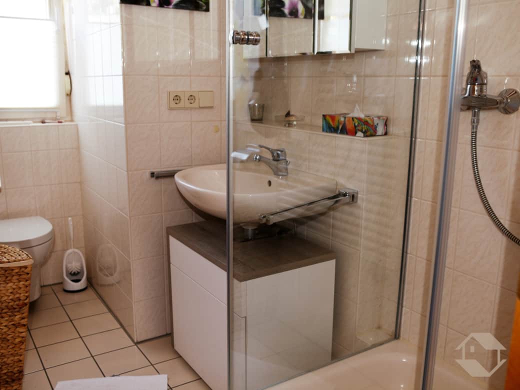 Bad mit Glasdusche|Waschbecken|WC1