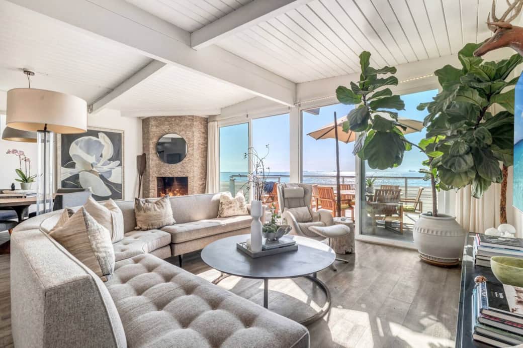 Great room with ocean/ beach views , big tv , large sofa for the whole family! Great room with ocean/ beach views , big tv , large sofa for the whole family!