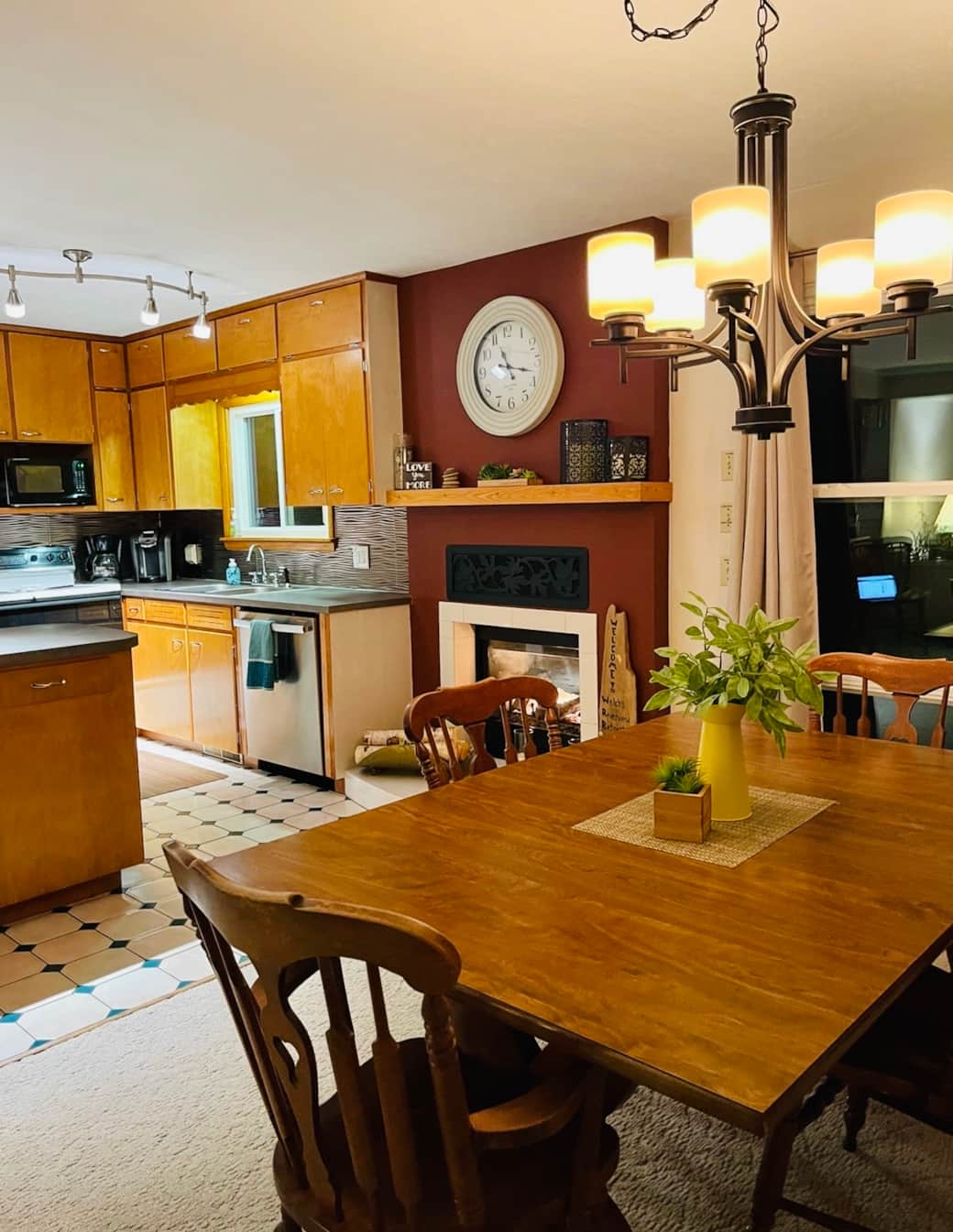 Kitchen/ Dining Area
