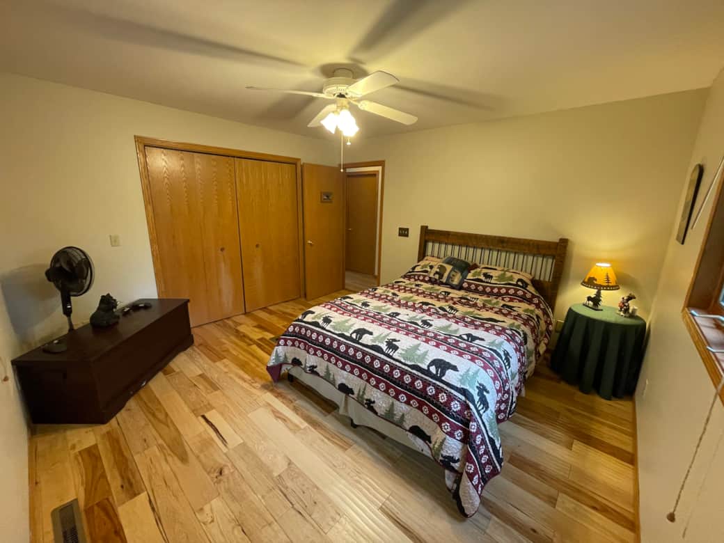 Main level "Bear" bedroom w/queen bed