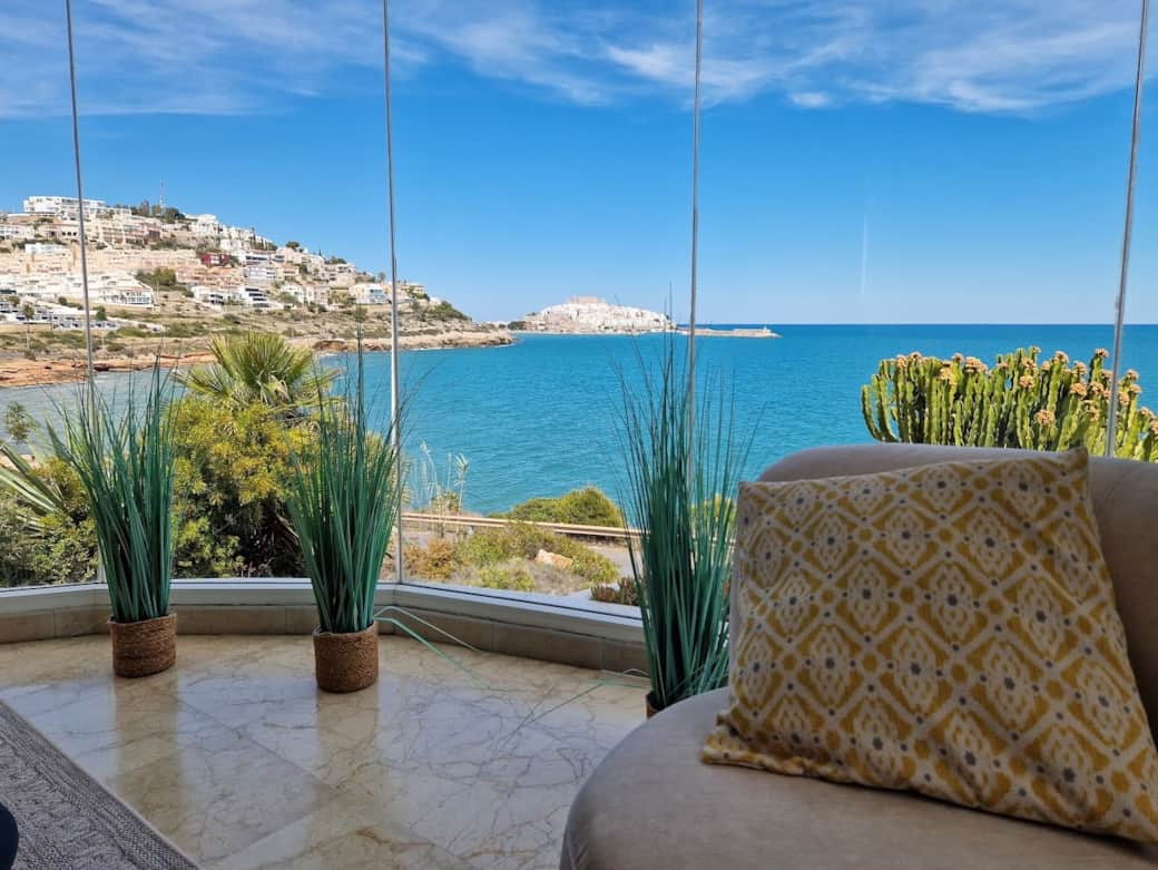 Villa Vogue lounge with TV and spectacular sea & castle views — unwind in style Villa Vogue lounge with TV and spectacular sea & castle views — unwind in style